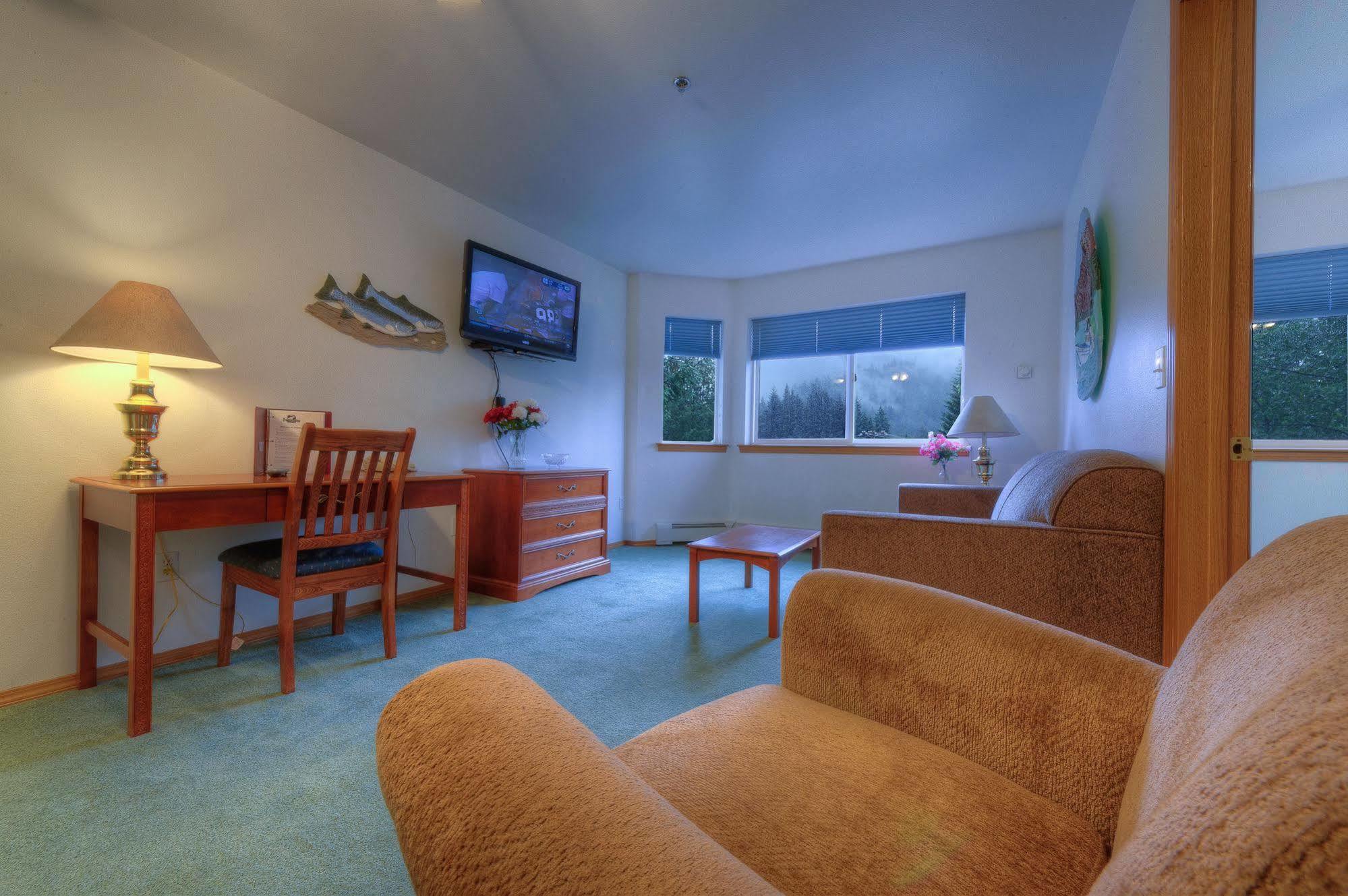 Frontier Suites Hotel In Juneau Exterior photo